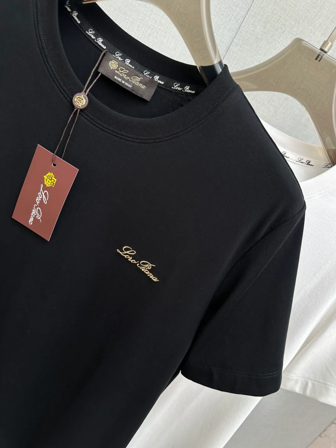 LP Original 2026New Arrival short-sleeved T-shirt! Fashionable and casual short-sleeved T-shirt with catwalk pattern! Design a logo! The specially designed and selected customer-supplied fabrics are soft to the touch and skin-friendly, and the breathability and comfort are impeccable. You will definitely fall in love with the real thing! Non-sexist couples can wear mixed styles to open up a new fashion style! Distinguishing market version, high-definition Series! Size: M-3XL